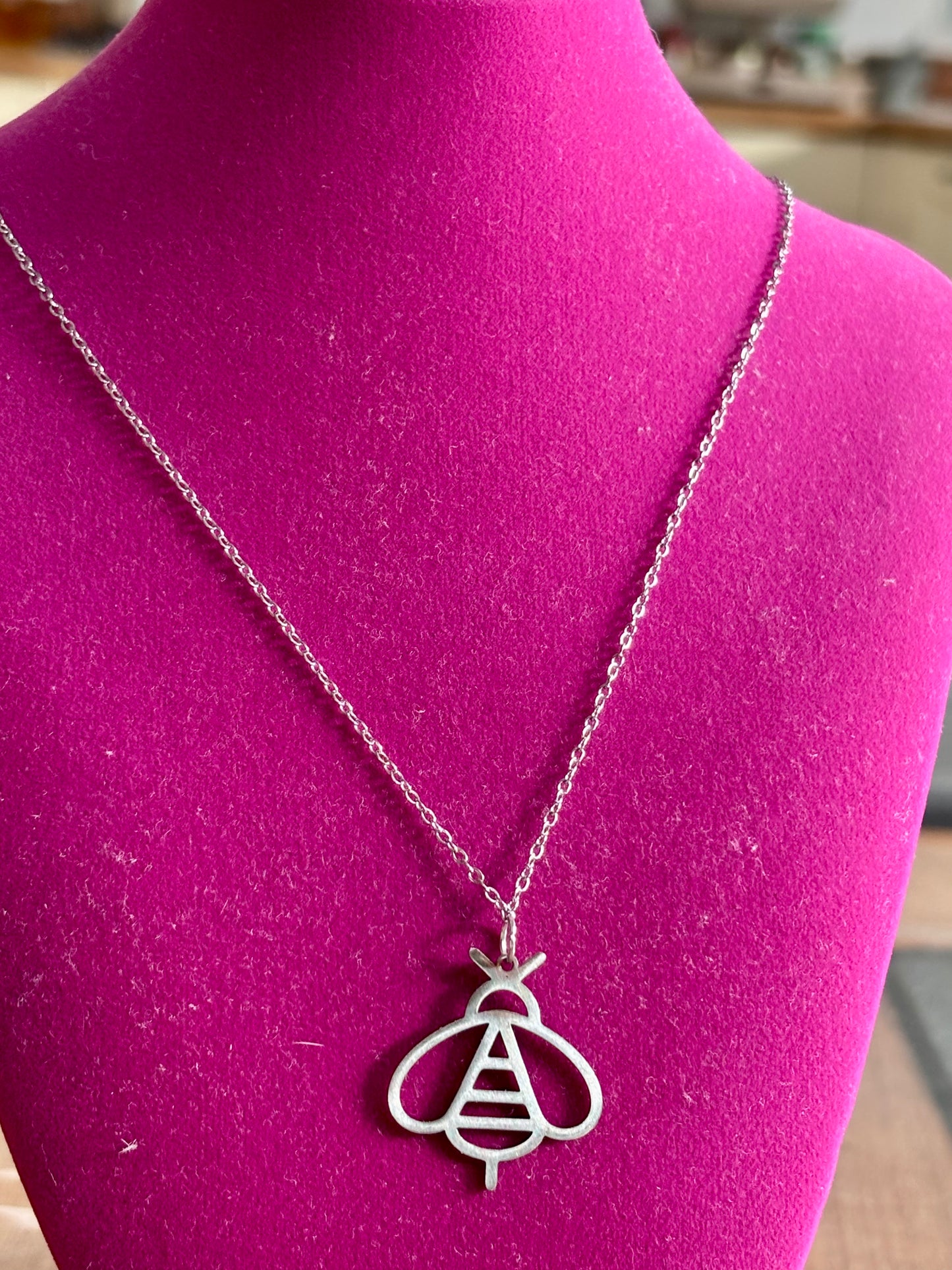 zilveren ketting met bijenhanger