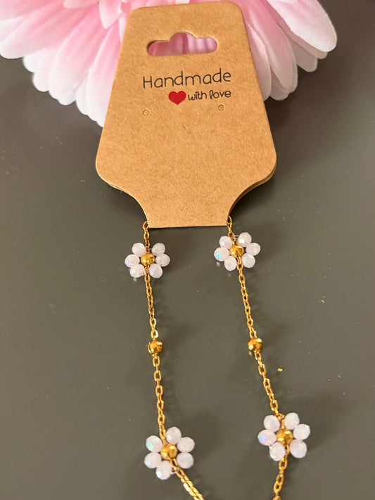 Armband goudkleurig met roze bloemen